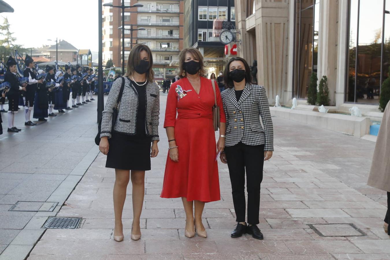 Los Reyes asistieron al concierto homenaje al maestro Rodrigo junto a la Princesa Leonor y la infanta Sofía. A la entrada al Auditorio, entre vivas y aplausos, les esperaban decenas de personas con banderas de España y Asturias, que fueron testigos de la entrada de la familia real al Auditorio y de todos los invitados al concierto.