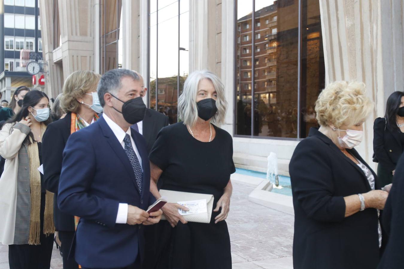 Los Reyes asistieron al concierto homenaje al maestro Rodrigo junto a la Princesa Leonor y la infanta Sofía. A la entrada al Auditorio, entre vivas y aplausos, les esperaban decenas de personas con banderas de España y Asturias, que fueron testigos de la entrada de la familia real al Auditorio y de todos los invitados al concierto.