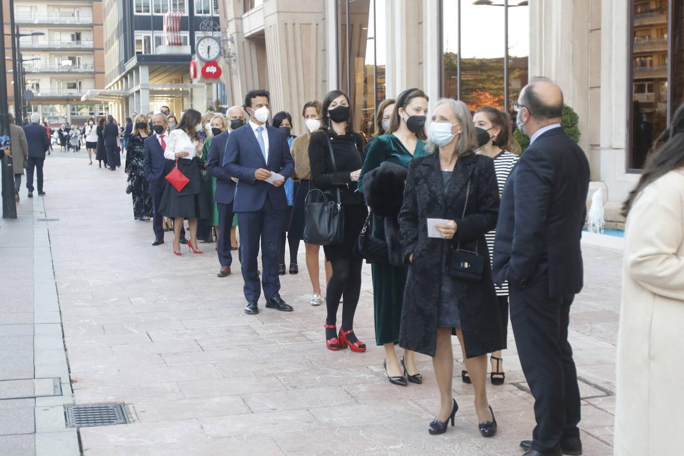 Los Reyes asistieron al concierto homenaje al maestro Rodrigo junto a la Princesa Leonor y la infanta Sofía. A la entrada al Auditorio, entre vivas y aplausos, les esperaban decenas de personas con banderas de España y Asturias, que fueron testigos de la entrada de la familia real al Auditorio y de todos los invitados al concierto.