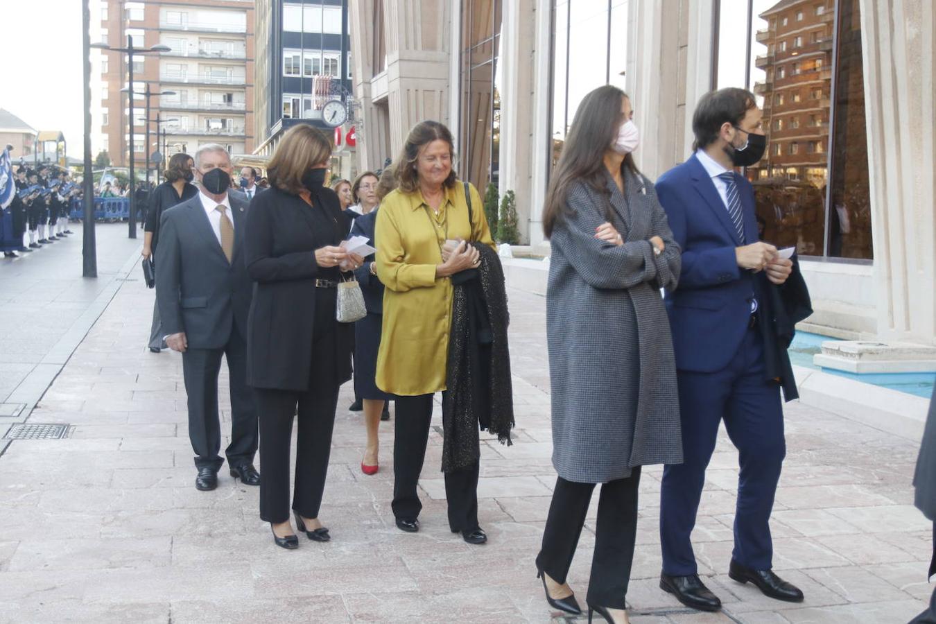 Los Reyes asistieron al concierto homenaje al maestro Rodrigo junto a la Princesa Leonor y la infanta Sofía. A la entrada al Auditorio, entre vivas y aplausos, les esperaban decenas de personas con banderas de España y Asturias, que fueron testigos de la entrada de la familia real al Auditorio y de todos los invitados al concierto.