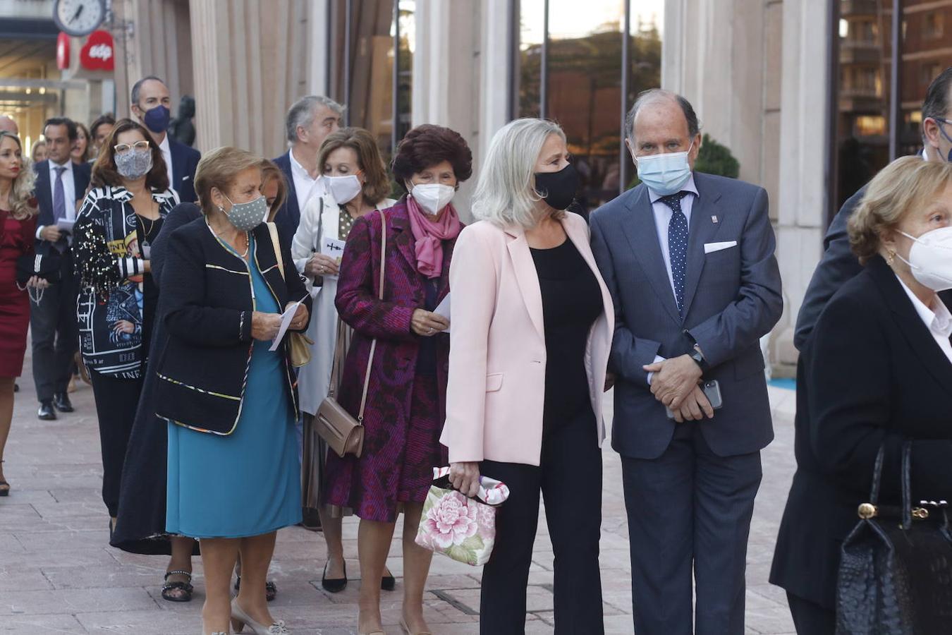 Los Reyes asistieron al concierto homenaje al maestro Rodrigo junto a la Princesa Leonor y la infanta Sofía. A la entrada al Auditorio, entre vivas y aplausos, les esperaban decenas de personas con banderas de España y Asturias, que fueron testigos de la entrada de la familia real al Auditorio y de todos los invitados al concierto.