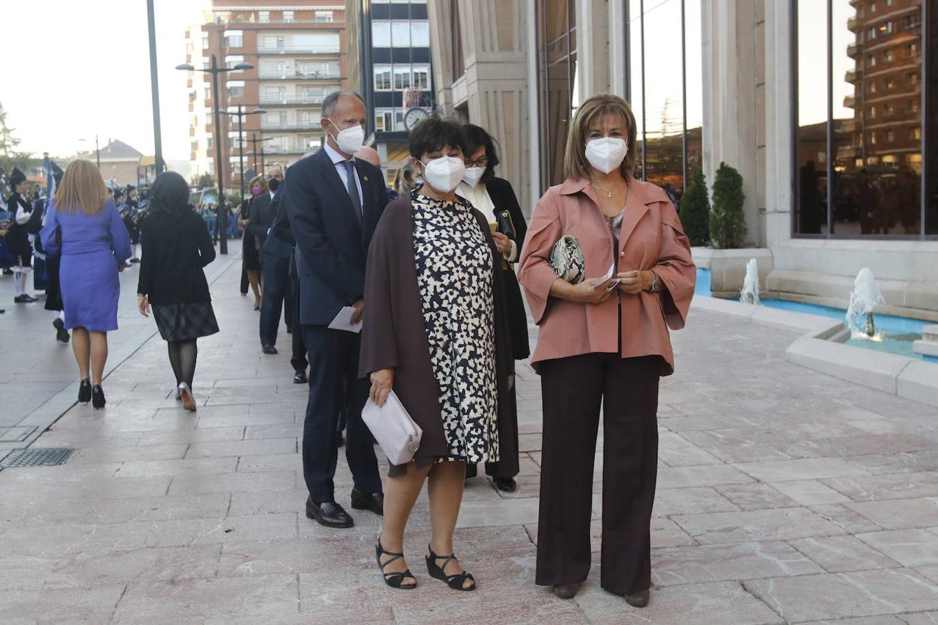 Los Reyes asistieron al concierto homenaje al maestro Rodrigo junto a la Princesa Leonor y la infanta Sofía. A la entrada al Auditorio, entre vivas y aplausos, les esperaban decenas de personas con banderas de España y Asturias, que fueron testigos de la entrada de la familia real al Auditorio y de todos los invitados al concierto.