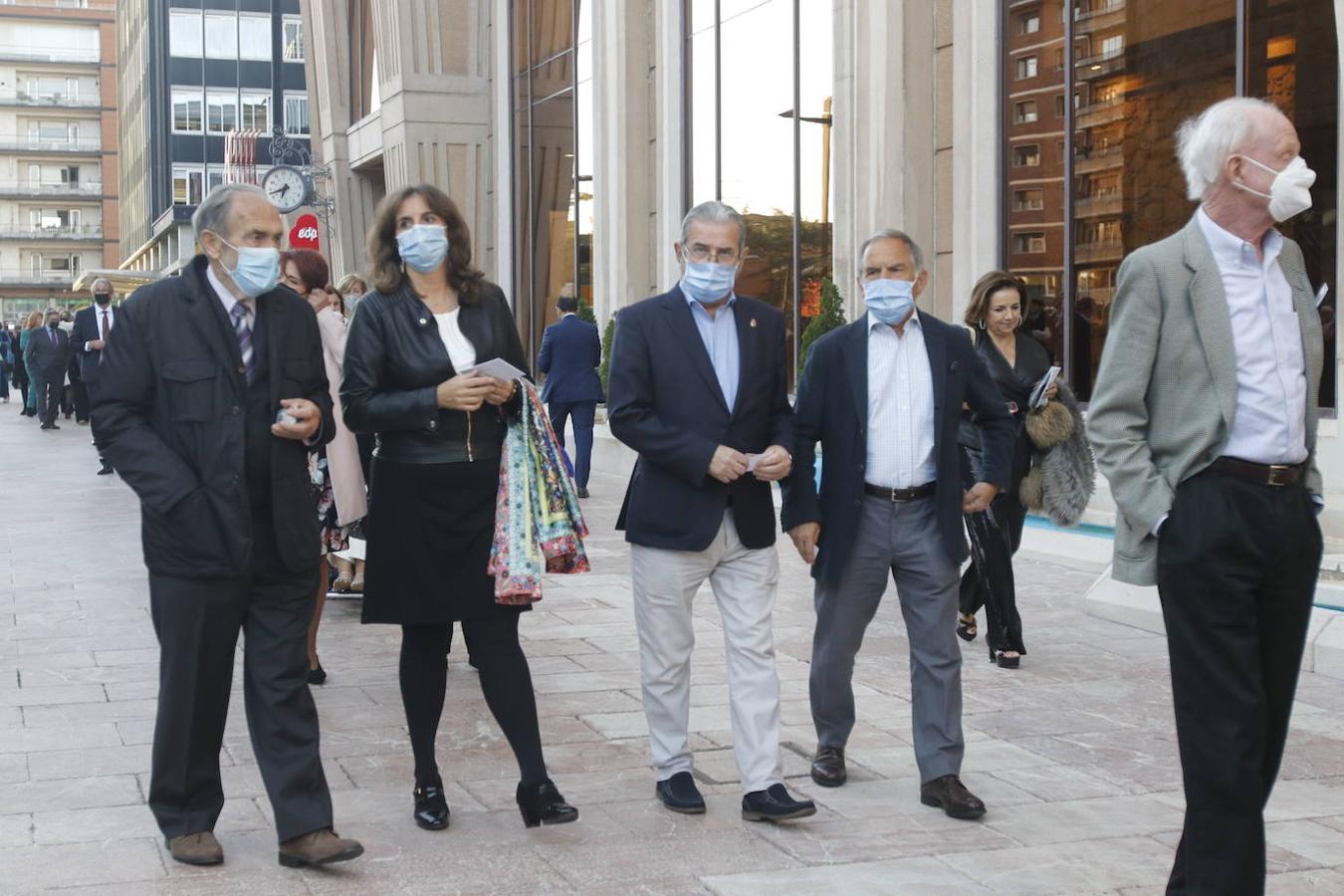 Los Reyes asistieron al concierto homenaje al maestro Rodrigo junto a la Princesa Leonor y la infanta Sofía. A la entrada al Auditorio, entre vivas y aplausos, les esperaban decenas de personas con banderas de España y Asturias, que fueron testigos de la entrada de la familia real al Auditorio y de todos los invitados al concierto.