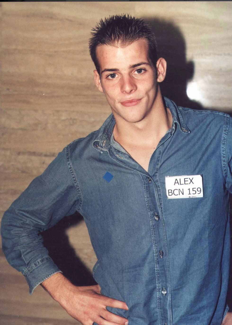 Operación Triunfo suma dos décadas desde su estreno. En 2001 arrancaba un reality pionero en España que fusionaba música y televisión en un espectáculo nunca visto hasta entonces que conquistó sin paliativos a la audiencia. Fue un auténtico fenómeno social. La primera edición dejó momentos y actuaciones inolvidables. Bustamante, Bisbal, Rosa, Chenoa...