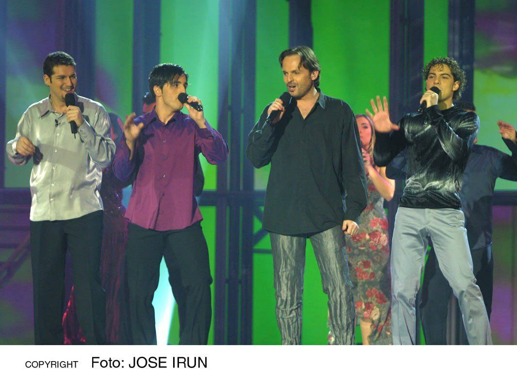 Operación Triunfo suma dos décadas desde su estreno. En 2001 arrancaba un reality pionero en España que fusionaba música y televisión en un espectáculo nunca visto hasta entonces que conquistó sin paliativos a la audiencia. Fue un auténtico fenómeno social. La primera edición dejó momentos y actuaciones inolvidables. Bustamante, Bisbal, Rosa, Chenoa...