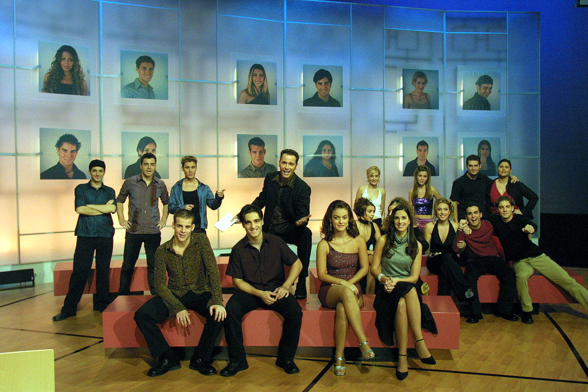 Operación Triunfo suma dos décadas desde su estreno. En 2001 arrancaba un reality pionero en España que fusionaba música y televisión en un espectáculo nunca visto hasta entonces que conquistó sin paliativos a la audiencia. Fue un auténtico fenómeno social. La primera edición dejó momentos y actuaciones inolvidables. Bustamante, Bisbal, Rosa, Chenoa...