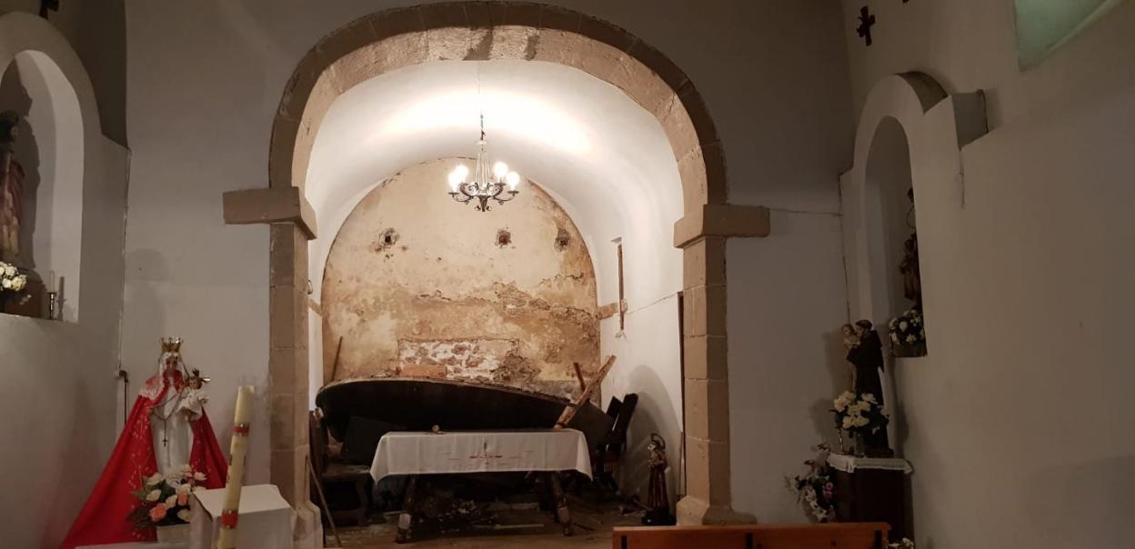 El retablo se desplomó por completo sobre el altar de la iglesia de Santolaya. 