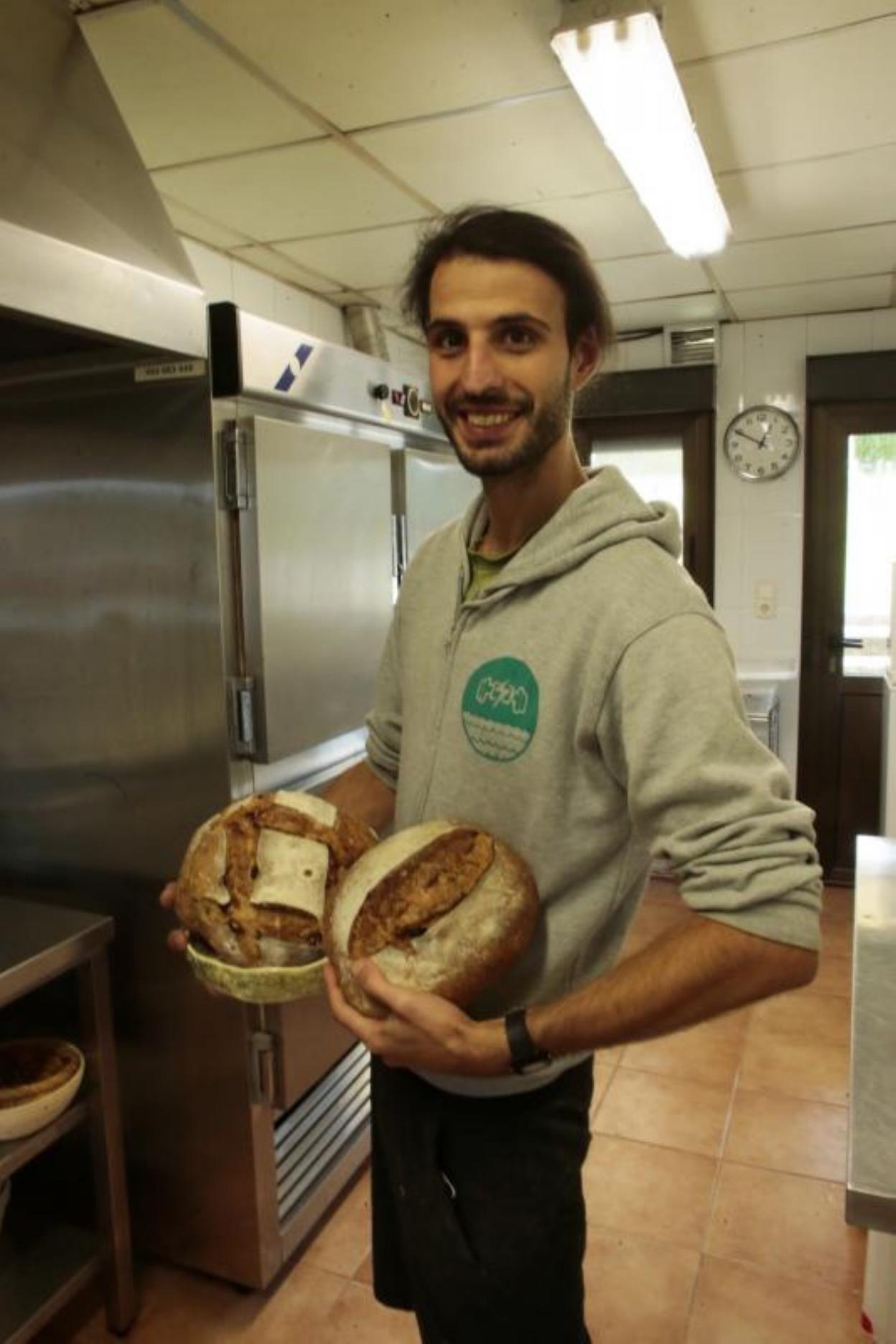 Alessandro Danesín en su obrador de pan en Xixún. 