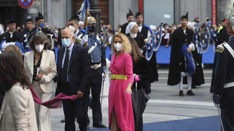 Elegancia y color en la alfombra azul de los Premios Princesa de Asturias