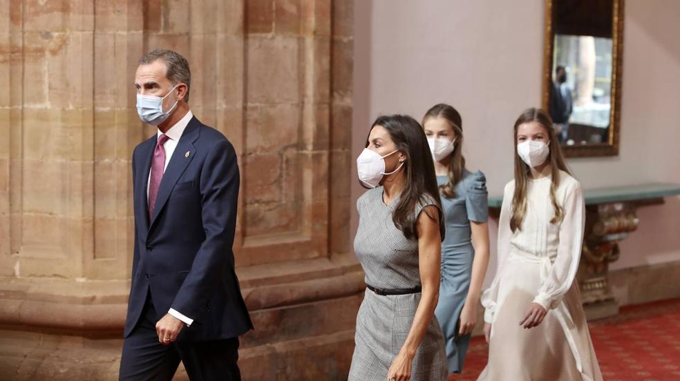 Todos los 'looks' de la Reina Letizia, la Princesa Leonor y la infanta Sofía 