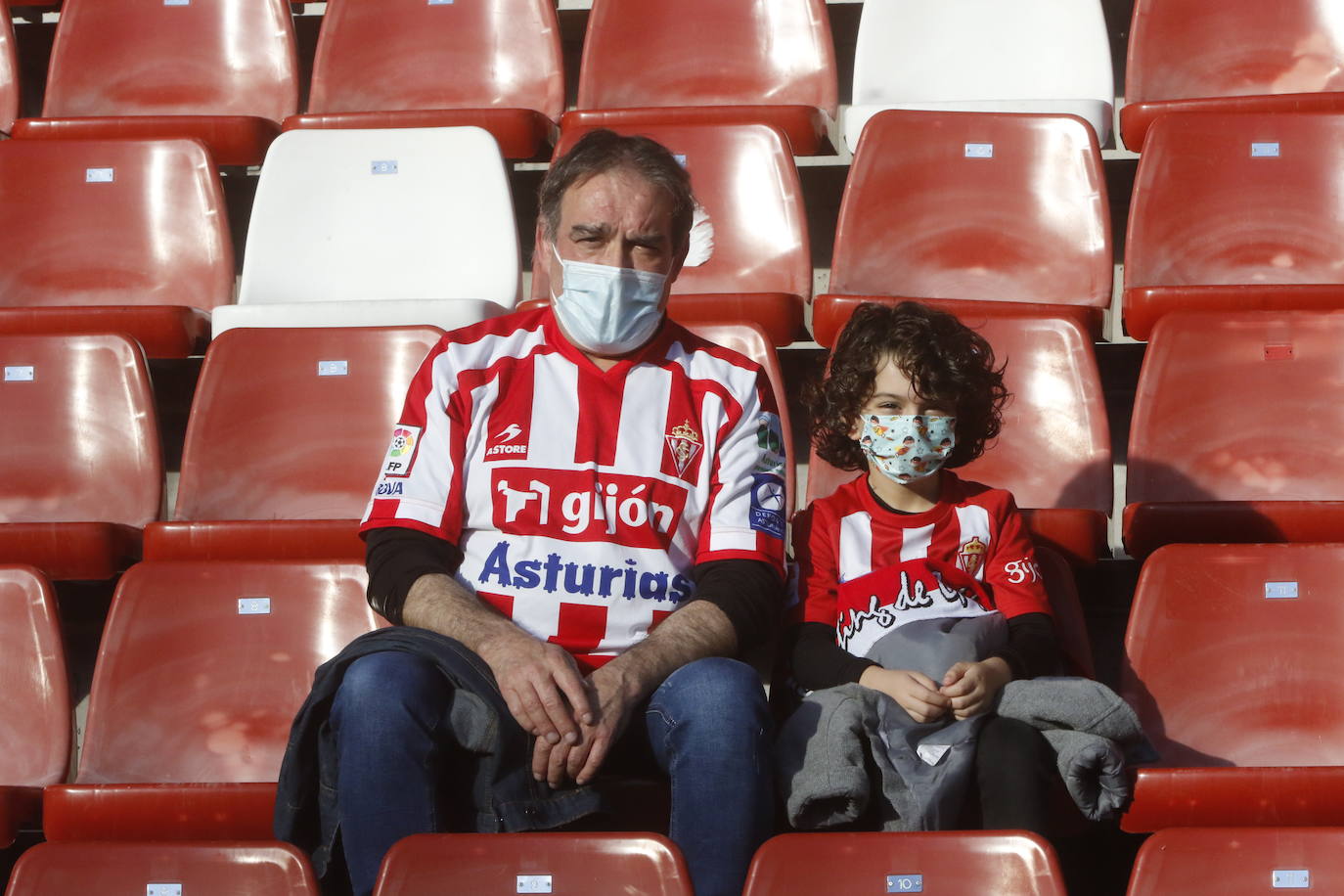 Fotos: ¿Estuviste en el Sporting - Valladolid? ¡Búscate!