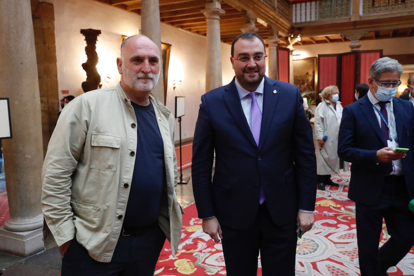 Don Felipe, doña Letizia, la Princesa Leonor y la infanta Sofía llegaron a Asturias el pasado viernes con motivo de los Premios Princesa. Desde entonces han cumplido con su apretada agenda: el Concierto, la recepción en el Hotel de la Reconquista, la ceremonia de entrega de los galardones y, por último, el reconocimiento del Pueblo Ejemplar de Asturias, que en esta ocasión ha sido para Santa María del Puerto, en Somiedo 