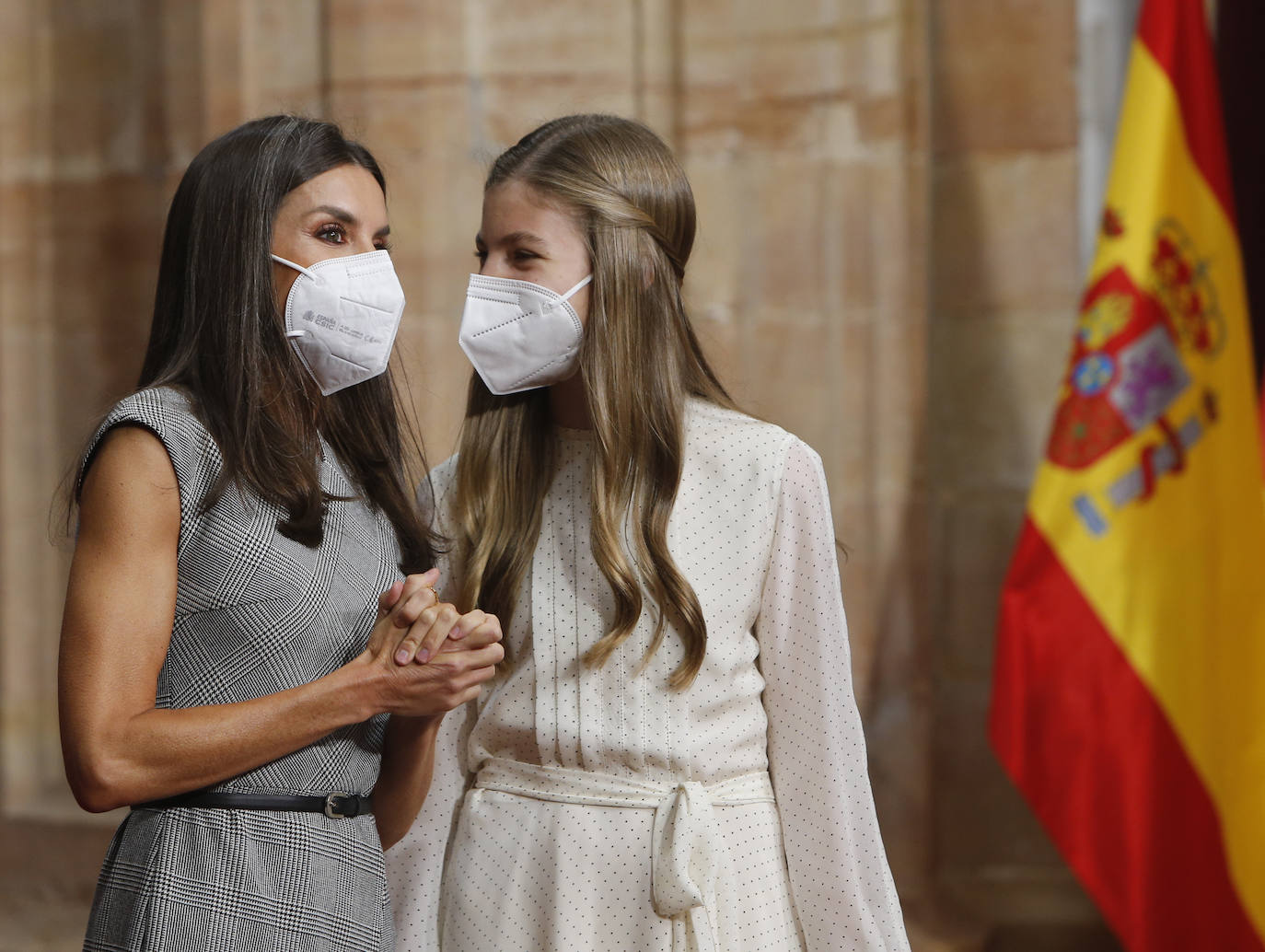 Don Felipe, doña Letizia, la Princesa Leonor y la infanta Sofía llegaron a Asturias el pasado viernes con motivo de los Premios Princesa. Desde entonces han cumplido con su apretada agenda: el Concierto, la recepción en el Hotel de la Reconquista, la ceremonia de entrega de los galardones y, por último, el reconocimiento del Pueblo Ejemplar de Asturias, que en esta ocasión ha sido para Santa María del Puerto, en Somiedo 