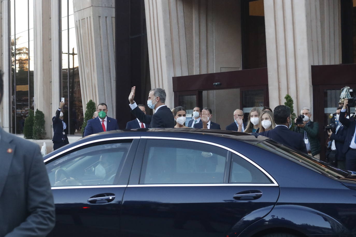 Don Felipe, doña Letizia, la Princesa Leonor y la infanta Sofía llegaron a Asturias el pasado viernes con motivo de los Premios Princesa. Desde entonces han cumplido con su apretada agenda: el Concierto, la recepción en el Hotel de la Reconquista, la ceremonia de entrega de los galardones y, por último, el reconocimiento del Pueblo Ejemplar de Asturias, que en esta ocasión ha sido para Santa María del Puerto, en Somiedo 