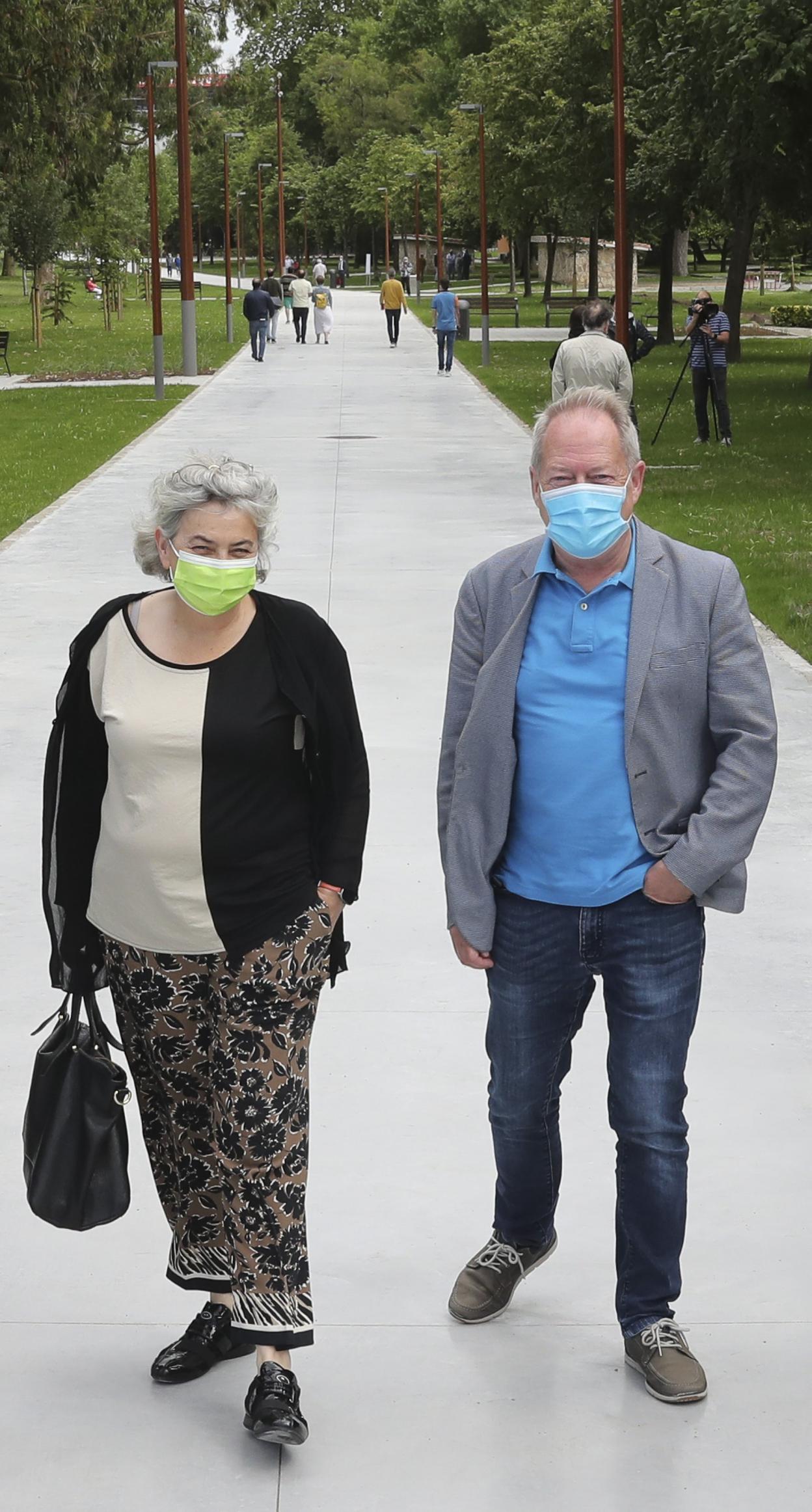 La alcaldesa, Ana González, y el concejal de Movilidad, Aurelio Martín, en la avenida de El Molinón, última peatonalización urbana. 