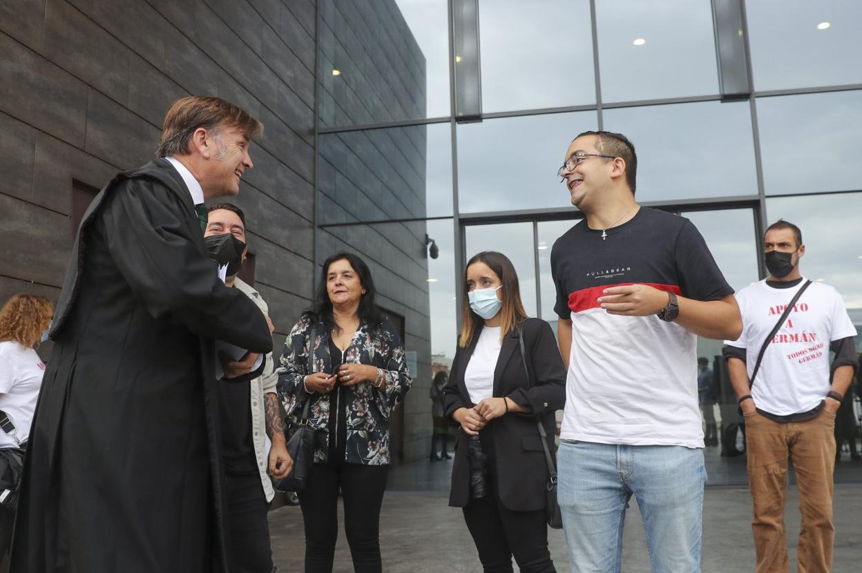 Germán Fernández con su abogado, Gonzalo Botas, y sus familiares. 