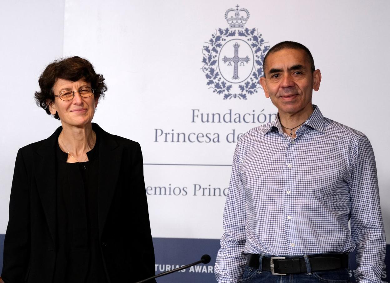 El matrimonio alemán de origen turco formado por Özlem Türeci y Ugur Sahin, en su comparecencia. 