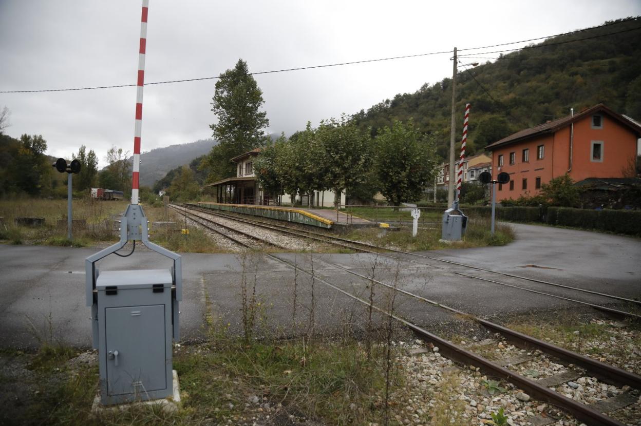 Paso a nivel de Piñeres, en el concejo de Aller, que será suprimido por Adif. 