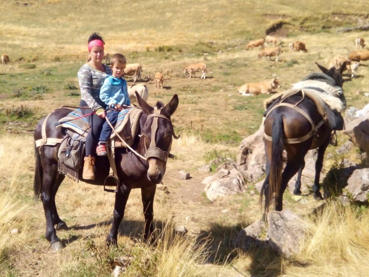 Marta Lorences, ganadera del Puertu y su hijo. 