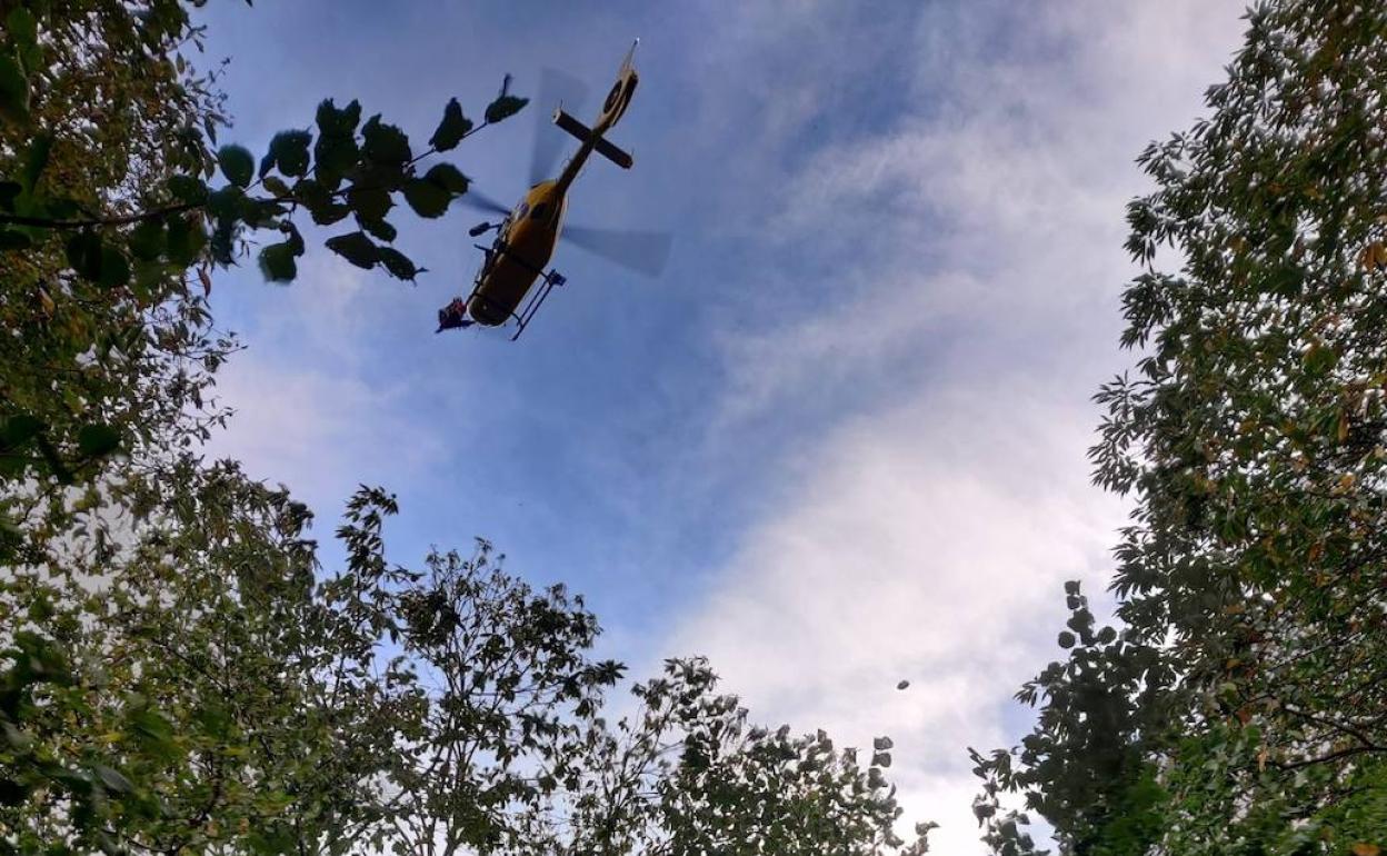 El helicóptero, durante el rescate 