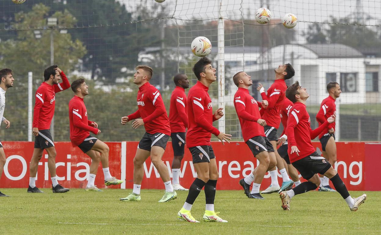 La plantilla del Sporting, durante un entrenamiento.