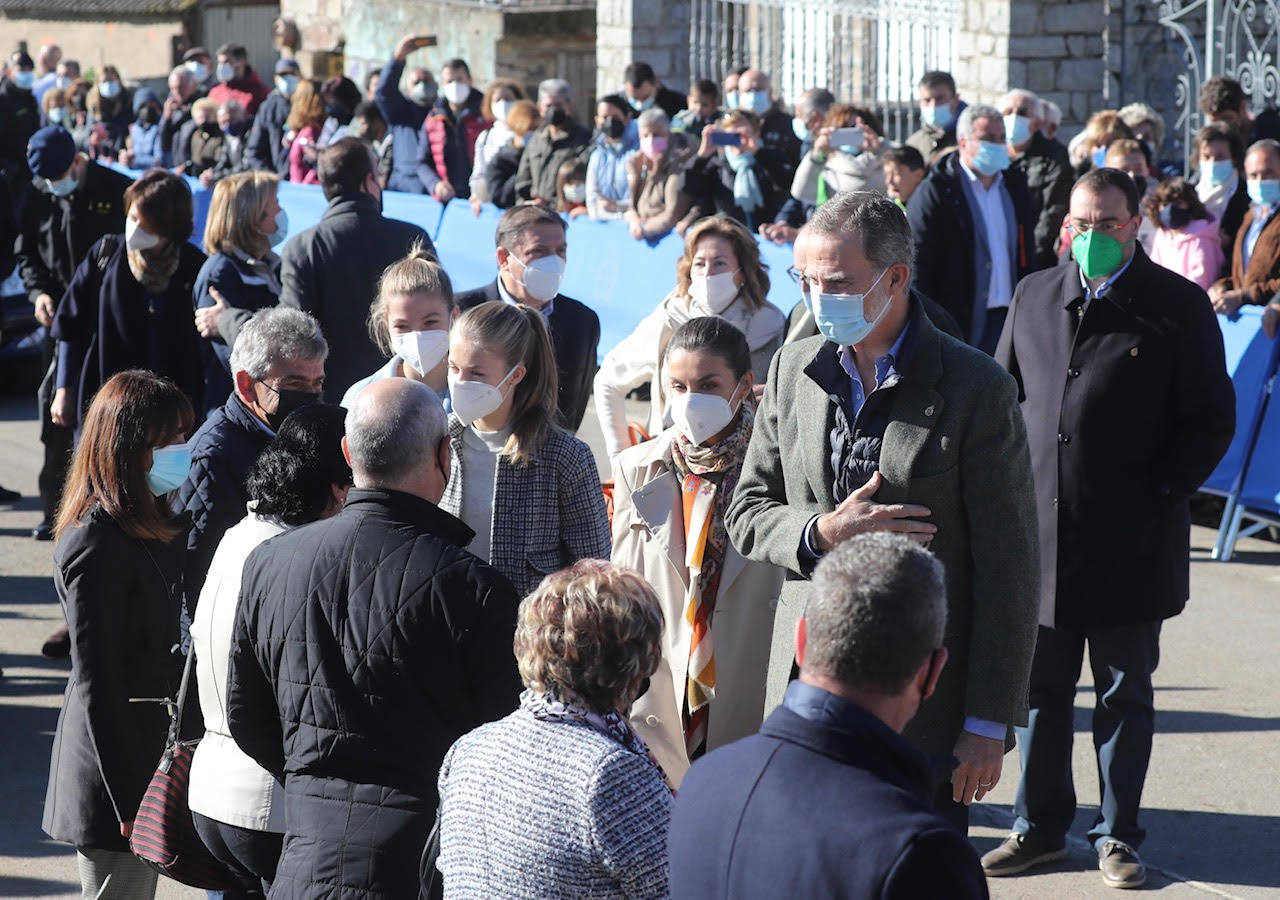 Fieles a su cita con la localidad que cada año es distinguida con el Premio Pueblo Ejemplar de Asturias, don Felipe, doña Letizia, la princesa Leonor y la infanta Sofía han acompañado a los vecinos de Santa María del Puerto, en Somiedo, que en un día tan señalado han hecho gala de su cultura vaqueira y tradiciones como la trashumancia.