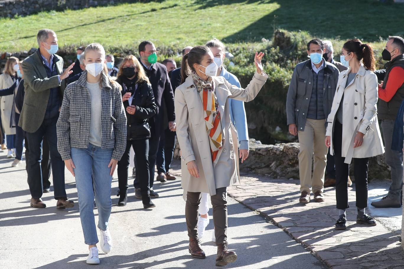 Fieles a su cita con la localidad que cada año es distinguida con el Premio Pueblo Ejemplar de Asturias, don Felipe, doña Letizia, la princesa Leonor y la infanta Sofía han acompañado a los vecinos de Santa María del Puerto, en Somiedo, que en un día tan señalado han hecho gala de su cultura vaqueira y de tradiciones como la trashumancia.