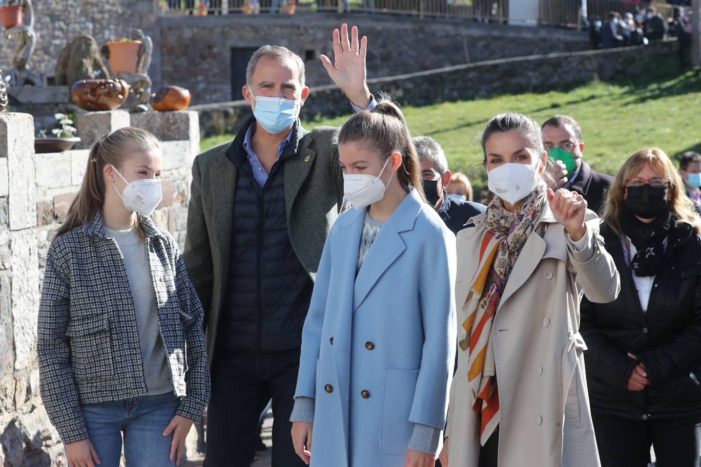 Fieles a su cita con la localidad que cada año es distinguida con el Premio Pueblo Ejemplar de Asturias, don Felipe, doña Letizia, la princesa Leonor y la infanta Sofía han acompañado a los vecinos de Santa María del Puerto, en Somiedo, que en un día tan señalado han hecho gala de su cultura vaqueira y de tradiciones como la trashumancia.