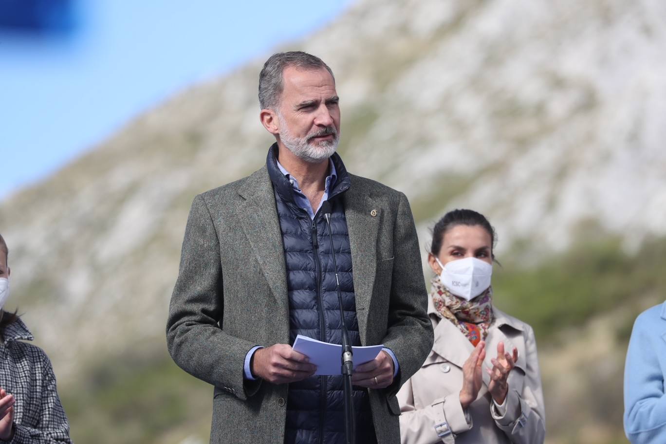 Fieles a su cita con la localidad que cada año es distinguida con el Premio Pueblo Ejemplar de Asturias, don Felipe, doña Letizia, la princesa Leonor y la infanta Sofía han acompañado a los vecinos de Santa María del Puerto, en Somiedo, que en un día tan señalado han hecho gala de su cultura vaqueira y de tradiciones como la trashumancia.