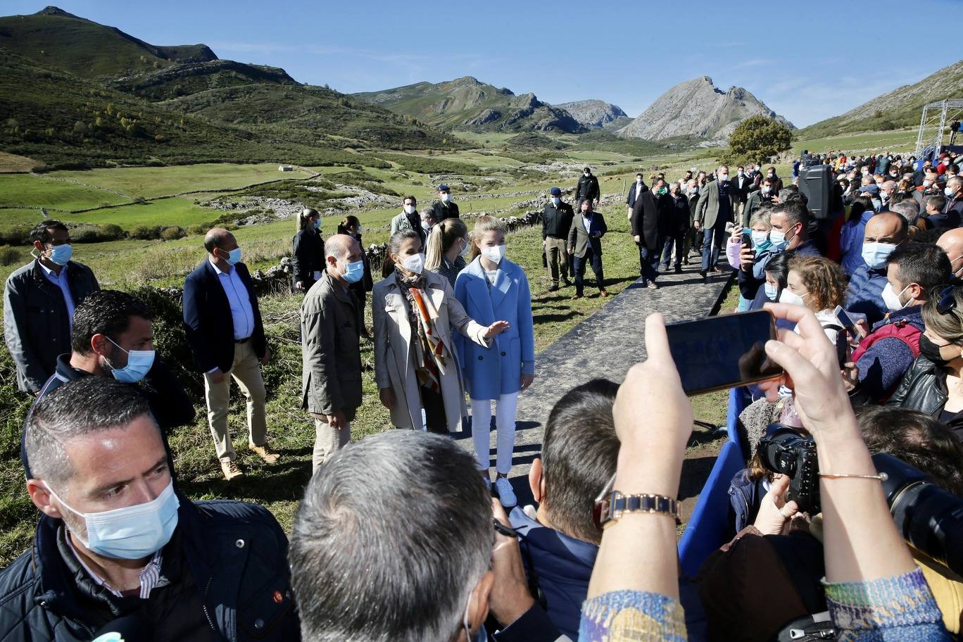 Fieles a su cita con la localidad que cada año es distinguida con el Premio Pueblo Ejemplar de Asturias, don Felipe, doña Letizia, la princesa Leonor y la infanta Sofía han acompañado a los vecinos de Santa María del Puerto, en Somiedo, que en un día tan señalado han hecho gala de su cultura vaqueira y de tradiciones como la trashumancia.