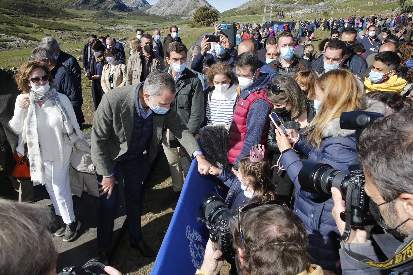 Fieles a su cita con la localidad que cada año es distinguida con el Premio Pueblo Ejemplar de Asturias, don Felipe, doña Letizia, la princesa Leonor y la infanta Sofía han acompañado a los vecinos de Santa María del Puerto, en Somiedo, que en un día tan señalado han hecho gala de su cultura vaqueira y de tradiciones como la trashumancia.