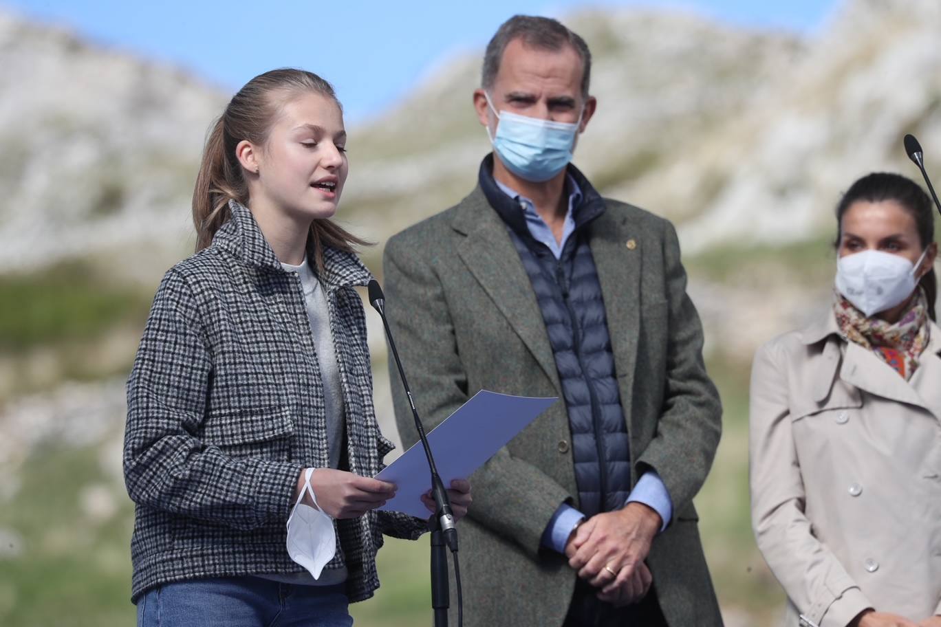 Fieles a su cita con la localidad que cada año es distinguida con el Premio Pueblo Ejemplar de Asturias, don Felipe, doña Letizia, la princesa Leonor y la infanta Sofía han acompañado a los vecinos de Santa María del Puerto, en Somiedo, que en un día tan señalado han hecho gala de su cultura vaqueira y de tradiciones como la trashumancia.