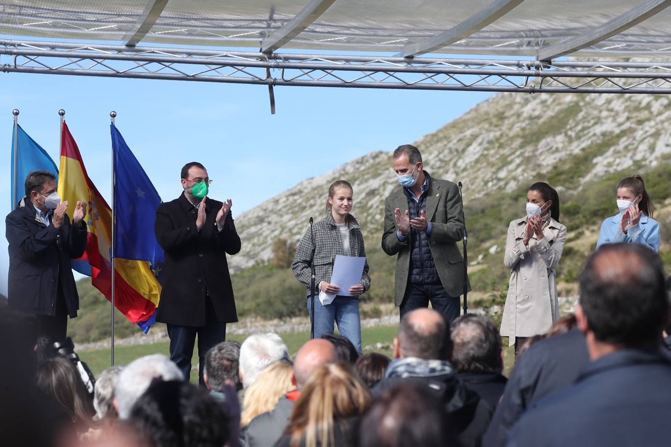 Fieles a su cita con la localidad que cada año es distinguida con el Premio Pueblo Ejemplar de Asturias, don Felipe, doña Letizia, la princesa Leonor y la infanta Sofía han acompañado a los vecinos de Santa María del Puerto, en Somiedo, que en un día tan señalado han hecho gala de su cultura vaqueira y de tradiciones como la trashumancia.