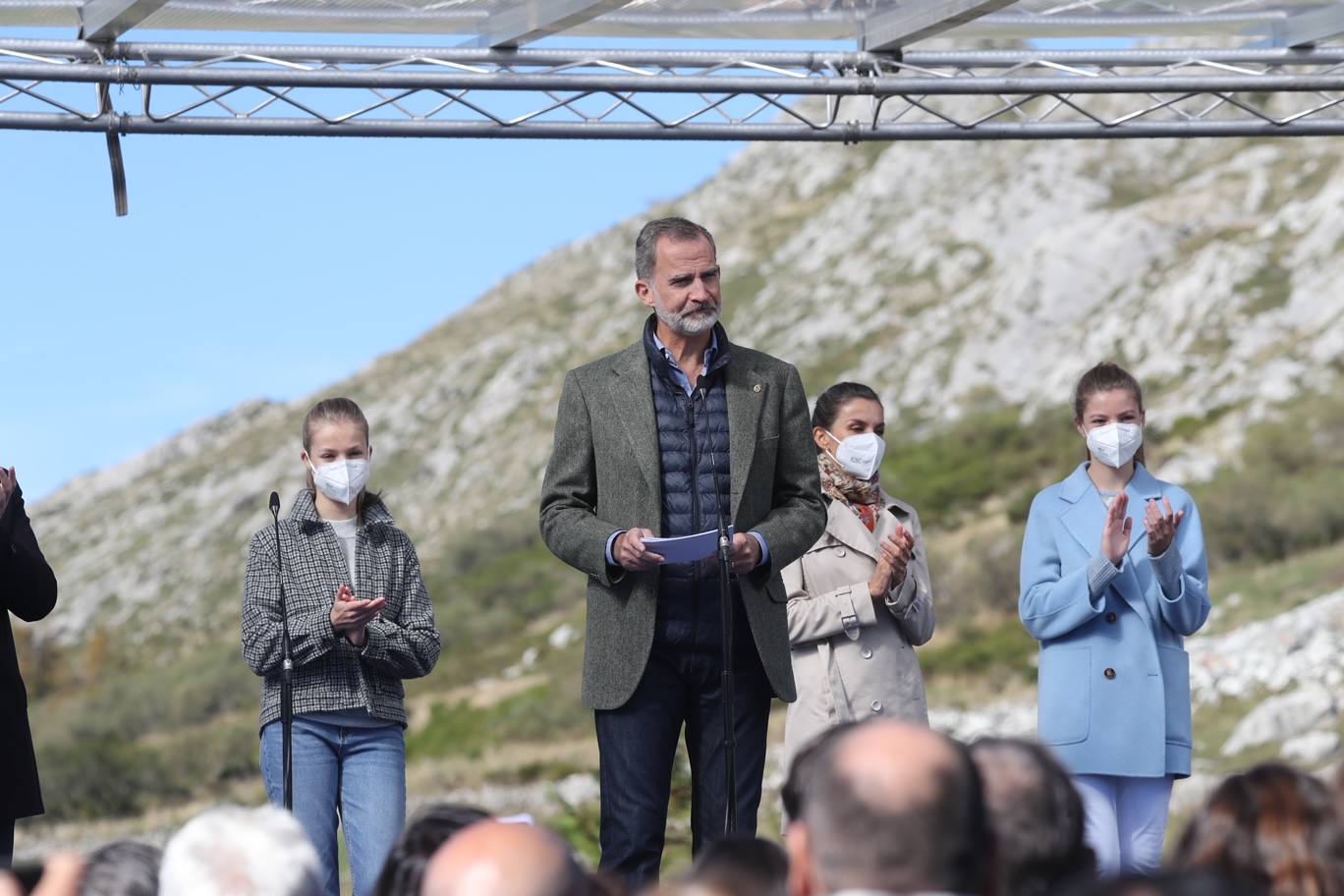 Fieles a su cita con la localidad que cada año es distinguida con el Premio Pueblo Ejemplar de Asturias, don Felipe, doña Letizia, la princesa Leonor y la infanta Sofía han acompañado a los vecinos de Santa María del Puerto, en Somiedo, que en un día tan señalado han hecho gala de su cultura vaqueira y de tradiciones como la trashumancia.