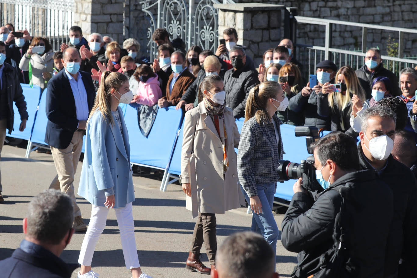 Fieles a su cita con la localidad que cada año es distinguida con el Premio Pueblo Ejemplar de Asturias, don Felipe, doña Letizia, la princesa Leonor y la infanta Sofía han acompañado a los vecinos de Santa María del Puerto, en Somiedo, que en un día tan señalado han hecho gala de su cultura vaqueira y de tradiciones como la trashumancia.