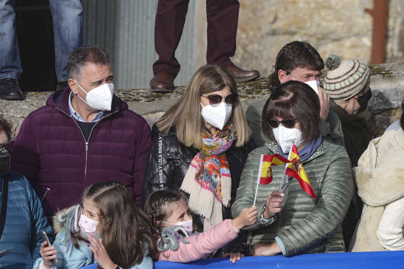 Fieles a su cita con la localidad que cada año es distinguida con el Premio Pueblo Ejemplar de Asturias, don Felipe, doña Letizia, la princesa Leonor y la infanta Sofía han acompañado a los vecinos de Santa María del Puerto, en Somiedo, que en un día tan señalado han hecho gala de su cultura vaqueira y de tradiciones como la trashumancia.