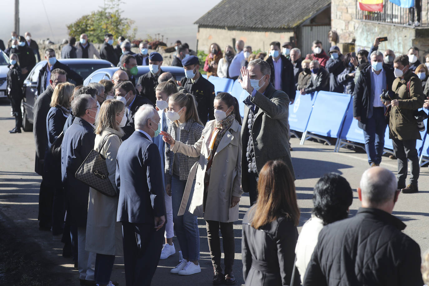 Fieles a su cita con la localidad que cada año es distinguida con el Premio Pueblo Ejemplar de Asturias, don Felipe, doña Letizia, la princesa Leonor y la infanta Sofía han acompañado a los vecinos de Santa María del Puerto, en Somiedo, que en un día tan señalado han hecho gala de su cultura vaqueira y de tradiciones como la trashumancia.