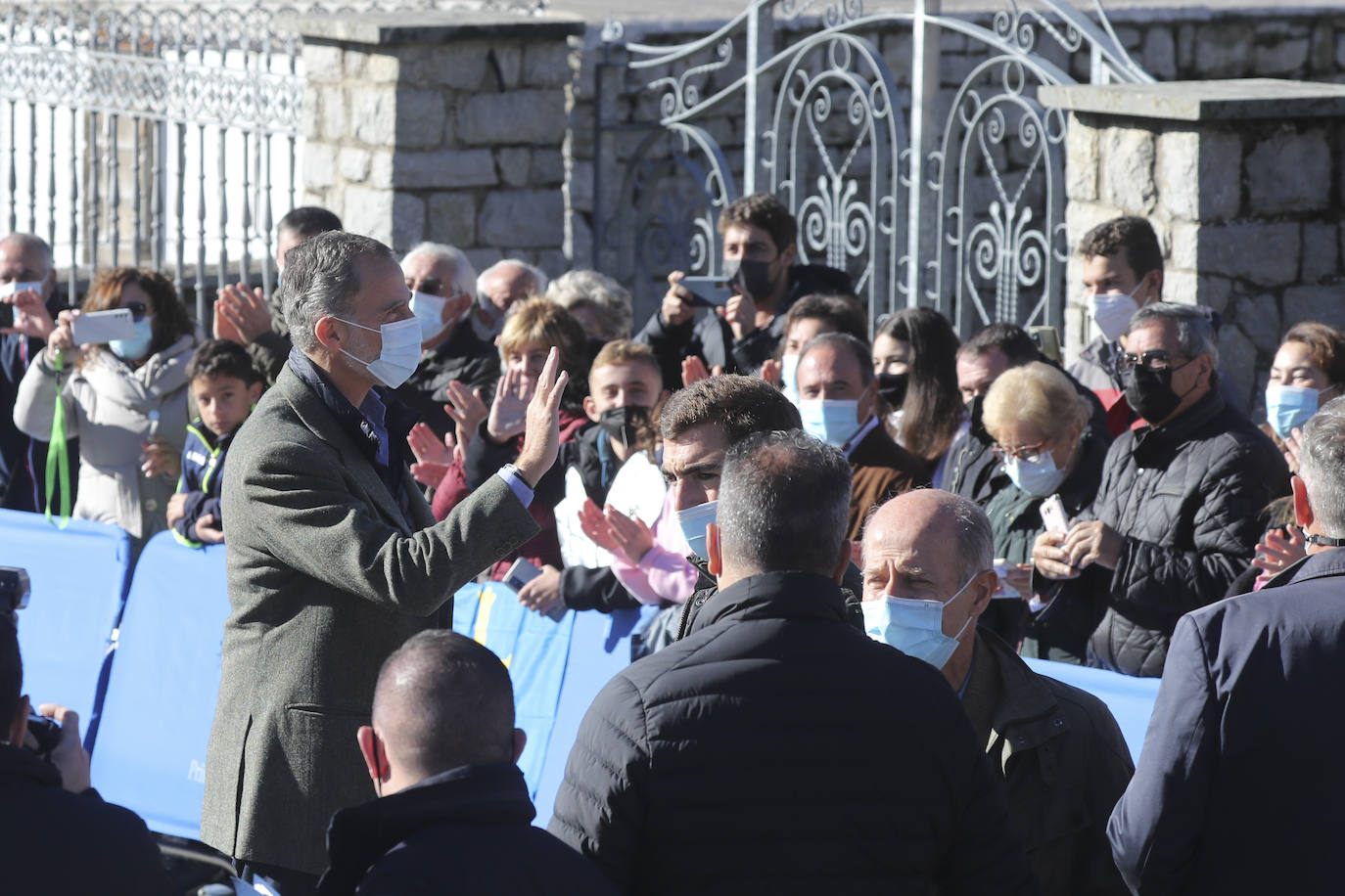 Fieles a su cita con la localidad que cada año es distinguida con el Premio Pueblo Ejemplar de Asturias, don Felipe, doña Letizia, la princesa Leonor y la infanta Sofía han acompañado a los vecinos de Santa María del Puerto, en Somiedo, que en un día tan señalado han hecho gala de su cultura vaqueira y de tradiciones como la trashumancia.