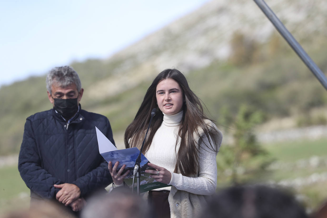 Fieles a su cita con la localidad que cada año es distinguida con el Premio Pueblo Ejemplar de Asturias, don Felipe, doña Letizia, la princesa Leonor y la infanta Sofía han acompañado a los vecinos de Santa María del Puerto, en Somiedo, que en un día tan señalado han hecho gala de su cultura vaqueira y de tradiciones como la trashumancia.