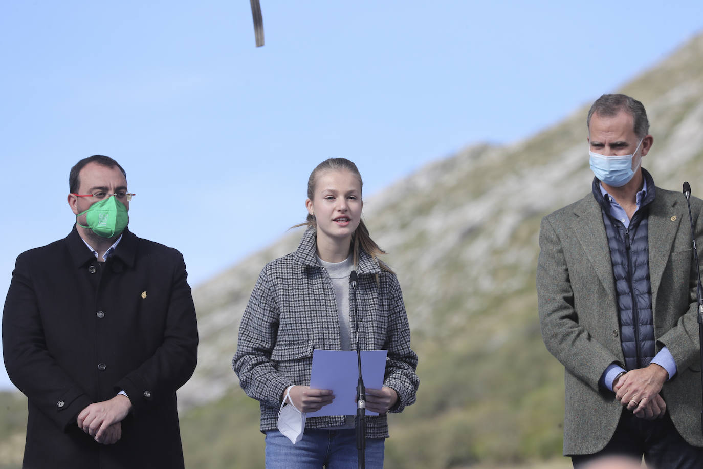 Fieles a su cita con la localidad que cada año es distinguida con el Premio Pueblo Ejemplar de Asturias, don Felipe, doña Letizia, la princesa Leonor y la infanta Sofía han acompañado a los vecinos de Santa María del Puerto, en Somiedo, que en un día tan señalado han hecho gala de su cultura vaqueira y de tradiciones como la trashumancia.