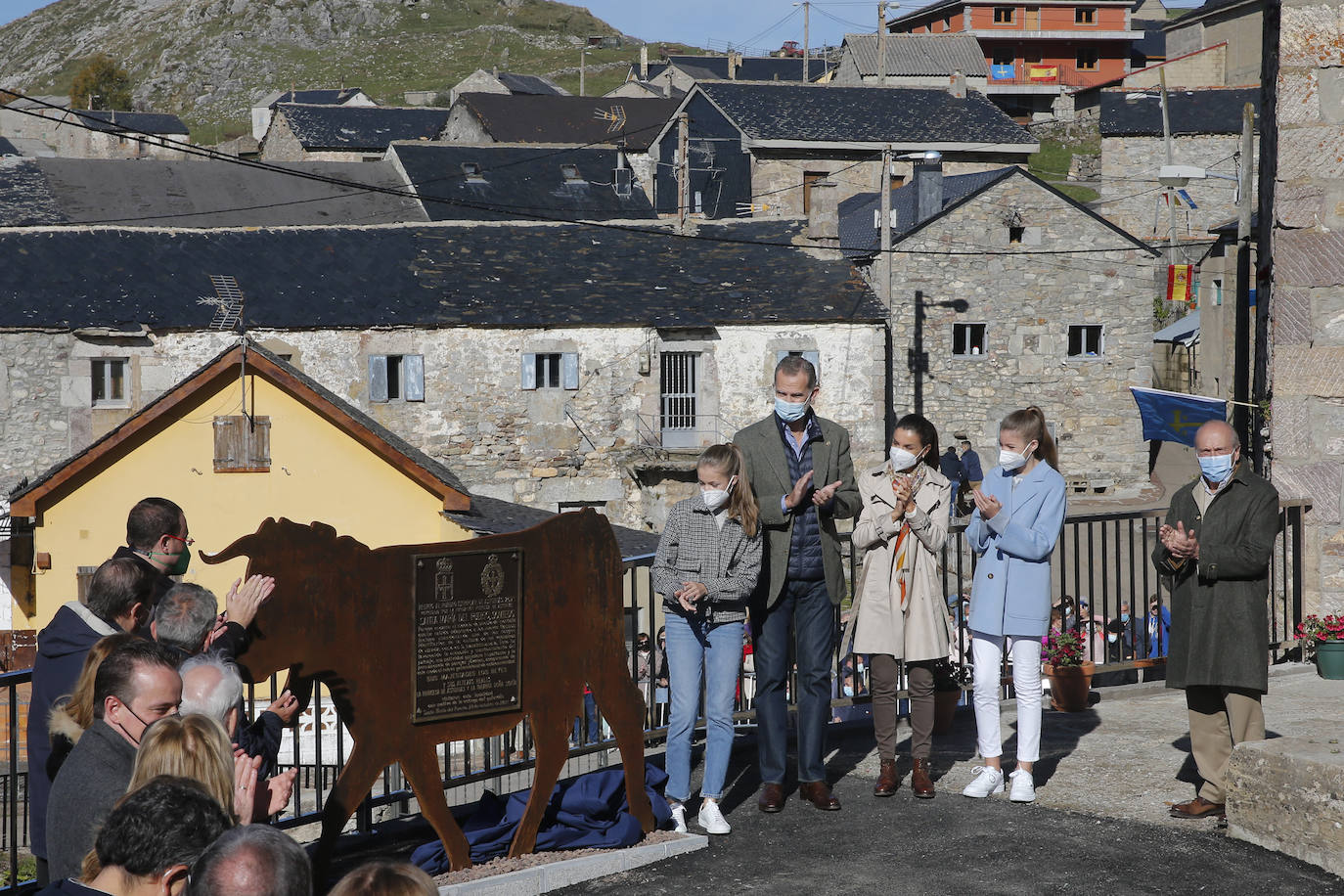 Fieles a su cita con la localidad que cada año es distinguida con el Premio Pueblo Ejemplar de Asturias, don Felipe, doña Letizia, la princesa Leonor y la infanta Sofía han acompañado a los vecinos de Santa María del Puerto, en Somiedo, que en un día tan señalado han hecho gala de su cultura vaqueira y de tradiciones como la trashumancia.