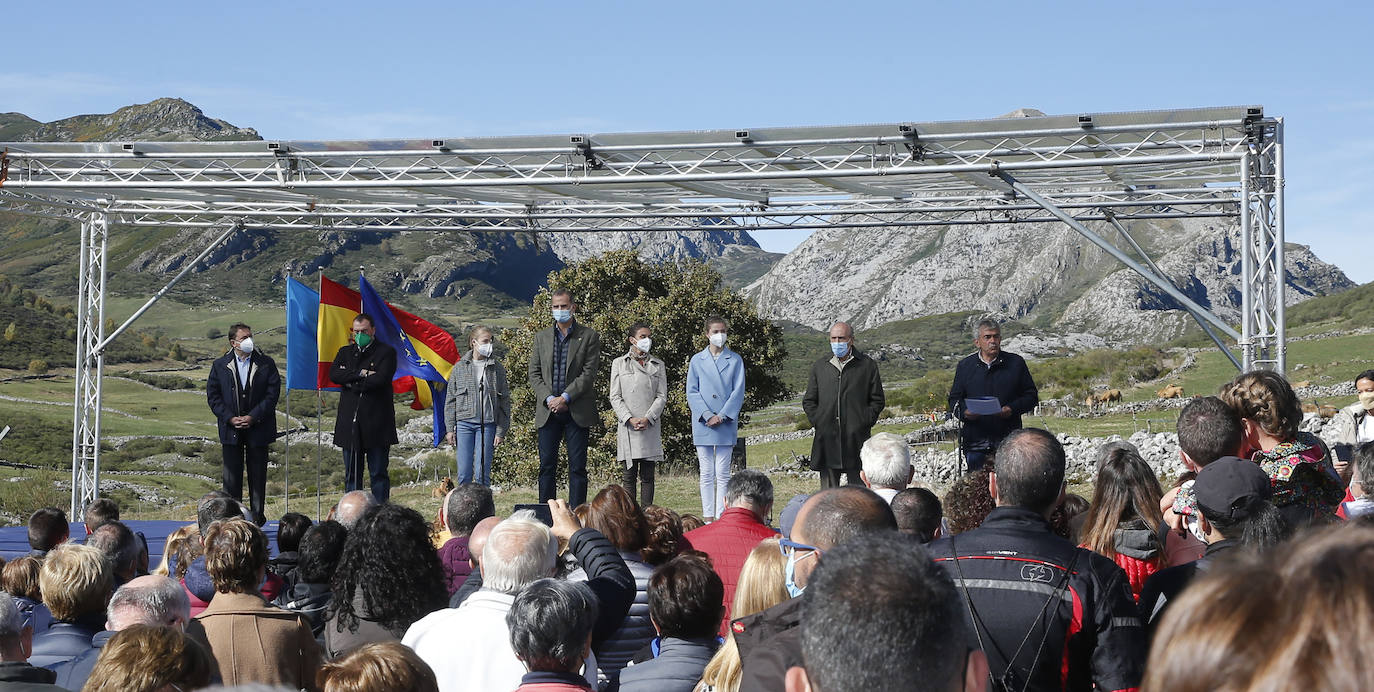 Fieles a su cita con la localidad que cada año es distinguida con el Premio Pueblo Ejemplar de Asturias, don Felipe, doña Letizia, la princesa Leonor y la infanta Sofía han acompañado a los vecinos de Santa María del Puerto, en Somiedo, que en un día tan señalado han hecho gala de su cultura vaqueira y de tradiciones como la trashumancia.