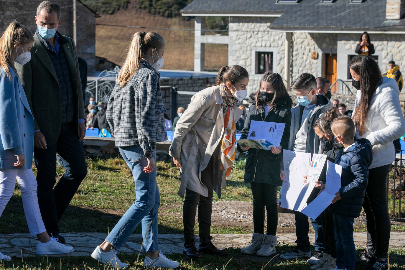 Fieles a su cita con la localidad que cada año es distinguida con el Premio Pueblo Ejemplar de Asturias, don Felipe, doña Letizia, la princesa Leonor y la infanta Sofía han acompañado a los vecinos de Santa María del Puerto, en Somiedo, que en un día tan señalado han hecho gala de su cultura vaqueira y de tradiciones como la trashumancia.