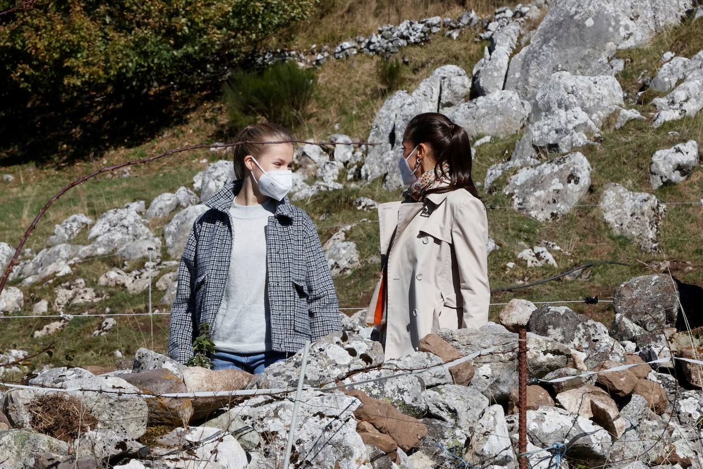 Fieles a su cita con la localidad que cada año es distinguida con el Premio Pueblo Ejemplar de Asturias, don Felipe, doña Letizia, la princesa Leonor y la infanta Sofía han acompañado a los vecinos de Santa María del Puerto, en Somiedo, que en un día tan señalado han hecho gala de su cultura vaqueira y de tradiciones como la trashumancia.