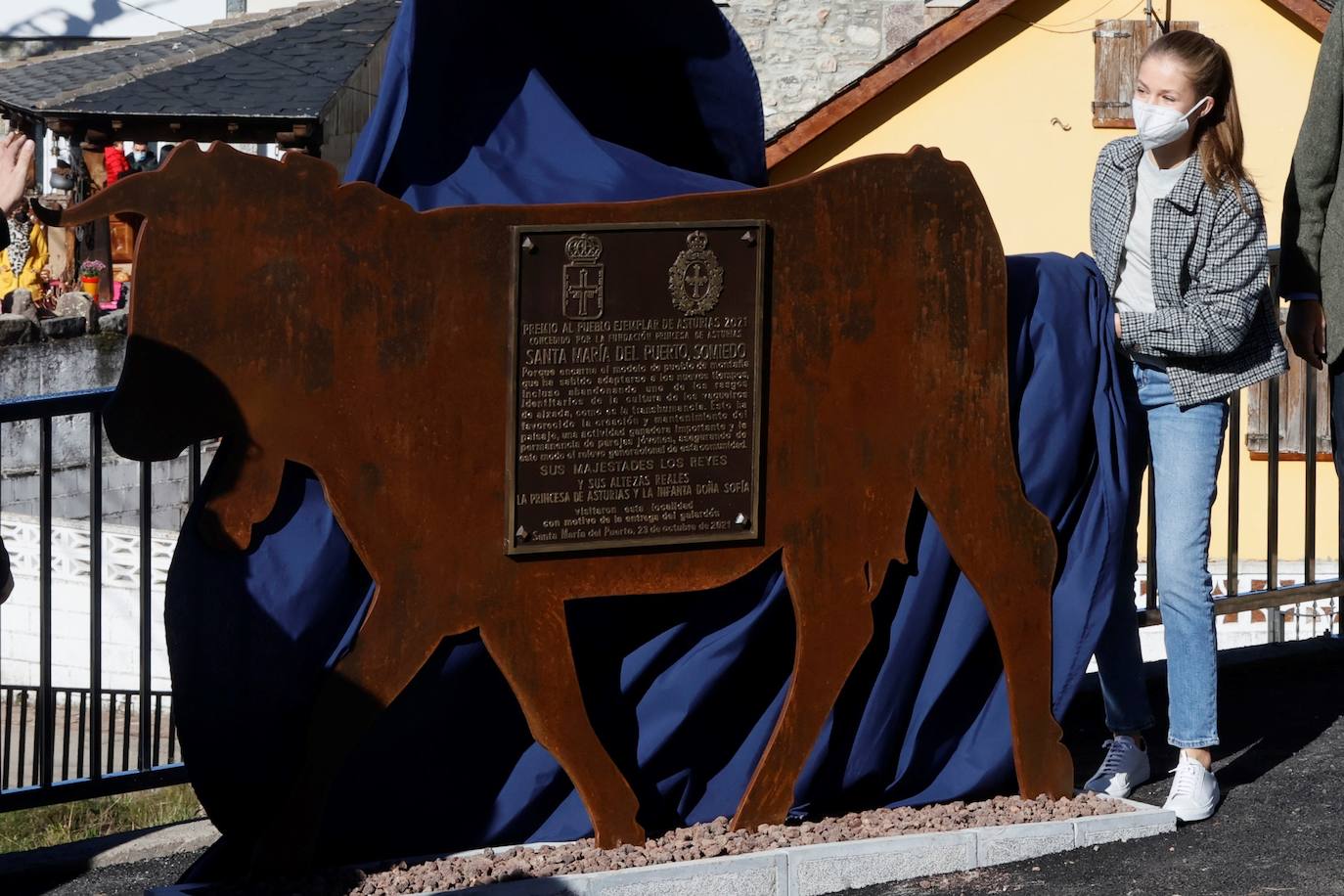 Fieles a su cita con la localidad que cada año es distinguida con el Premio Pueblo Ejemplar de Asturias, don Felipe, doña Letizia, la princesa Leonor y la infanta Sofía han acompañado a los vecinos de Santa María del Puerto, en Somiedo, que en un día tan señalado han hecho gala de su cultura vaqueira y de tradiciones como la trashumancia.