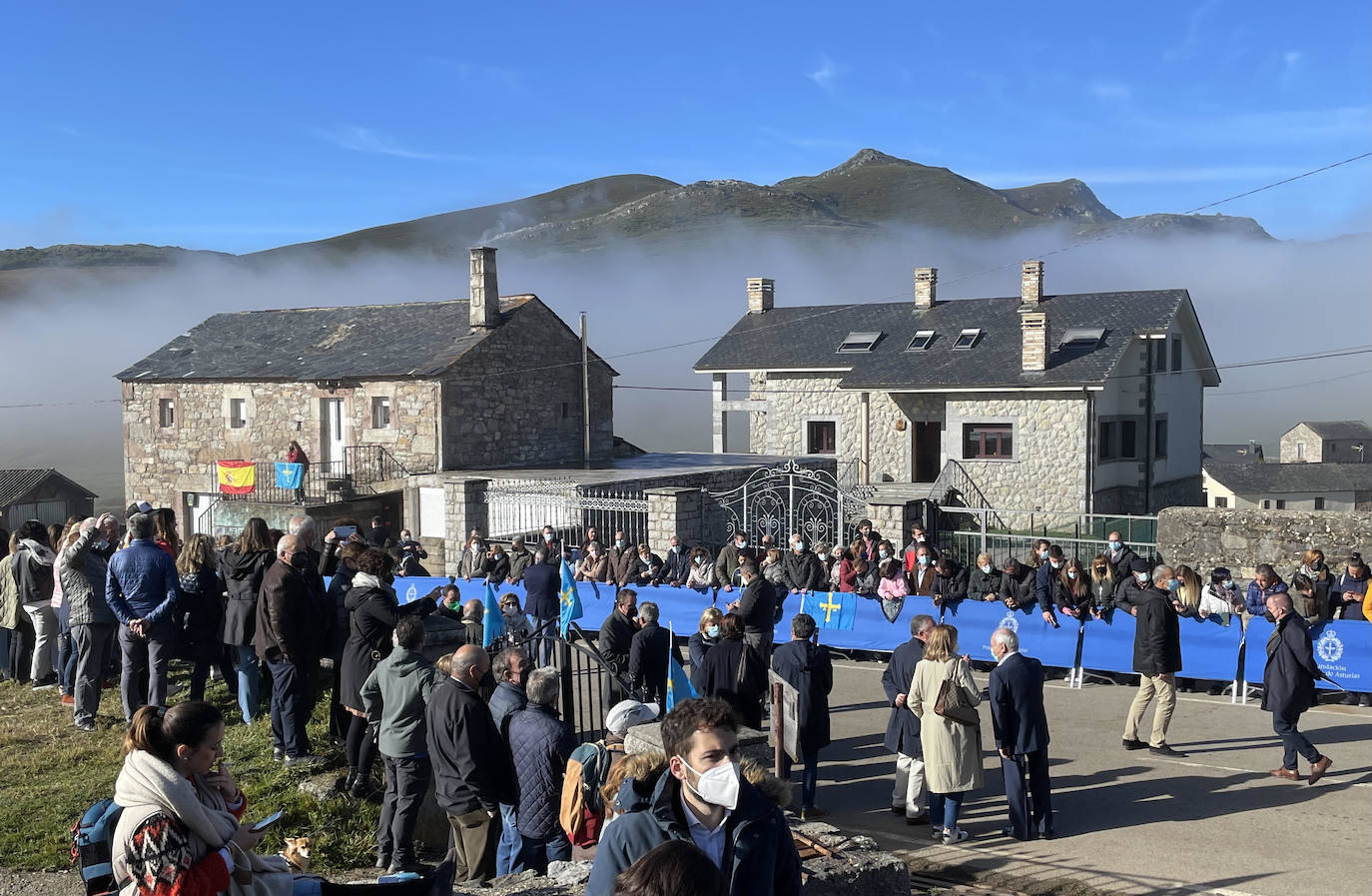 Fotos: Gran ambiente en Santa María del Puerto para recibir a la Familia Real