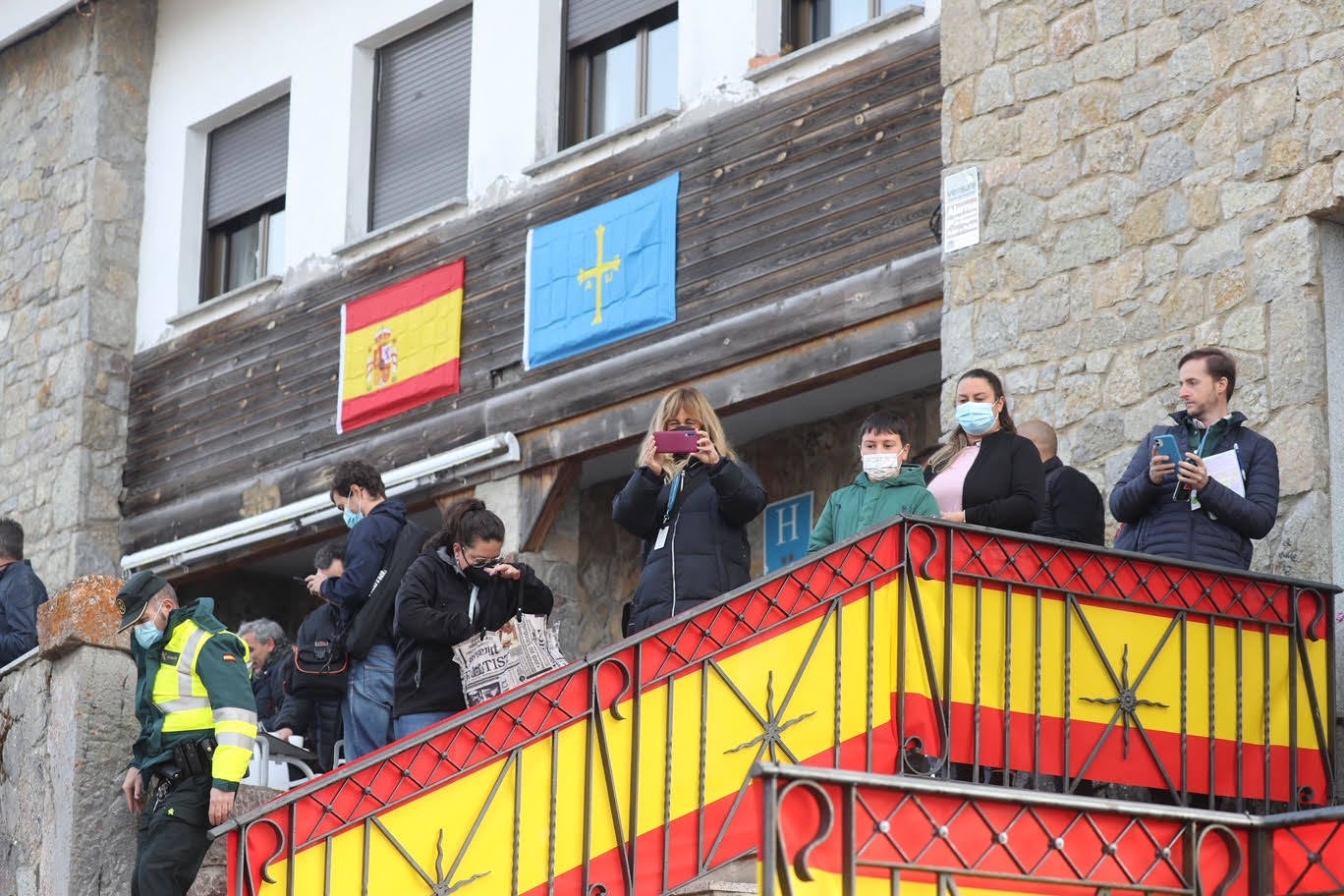 Fotos: Gran ambiente en Santa María del Puerto para recibir a la Familia Real