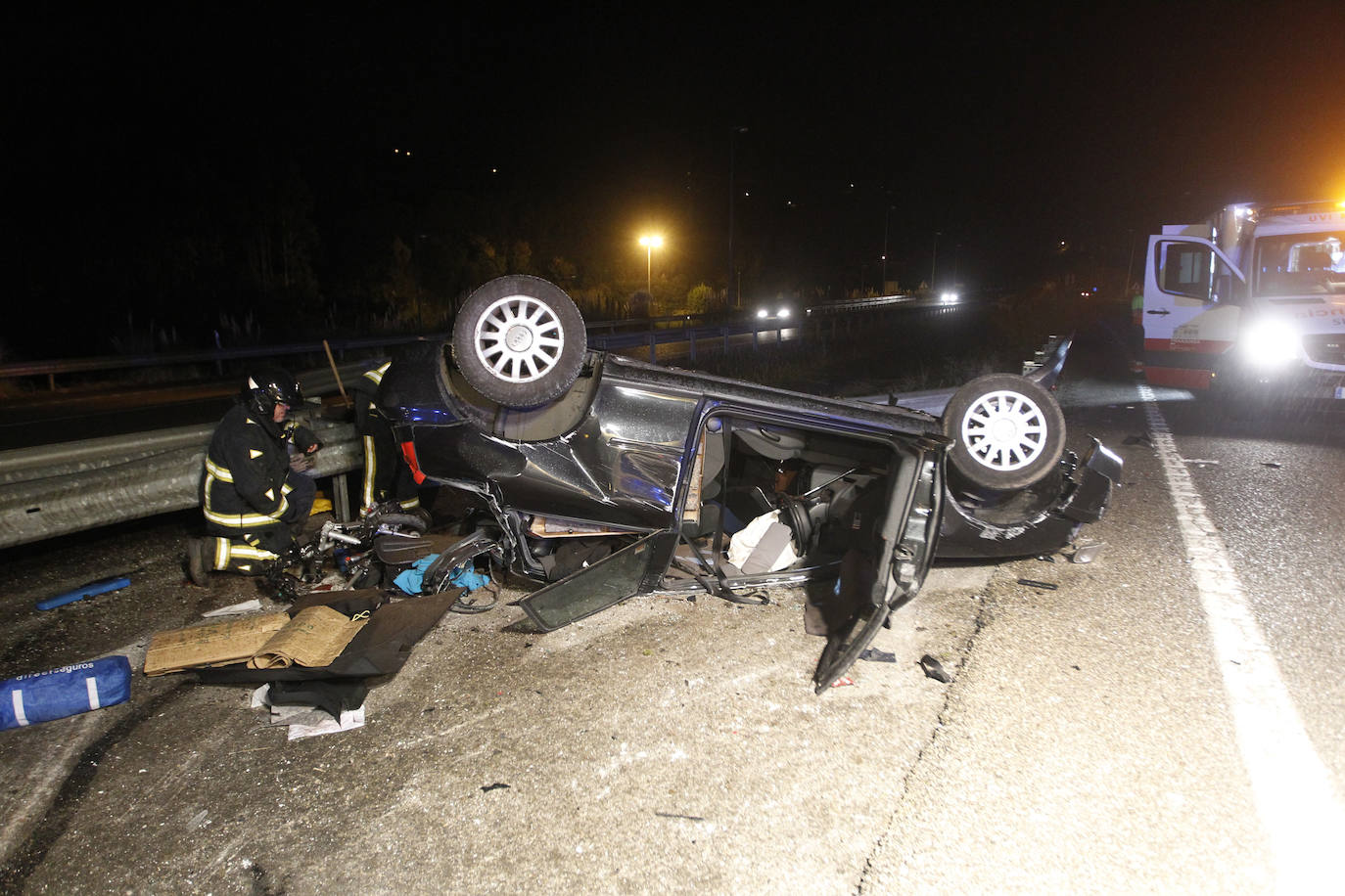 El suceso, que ha obligado a desviar el tráfico, se ha producido en el carril sentido Gijón, a la altura del desvío de Rodiles.