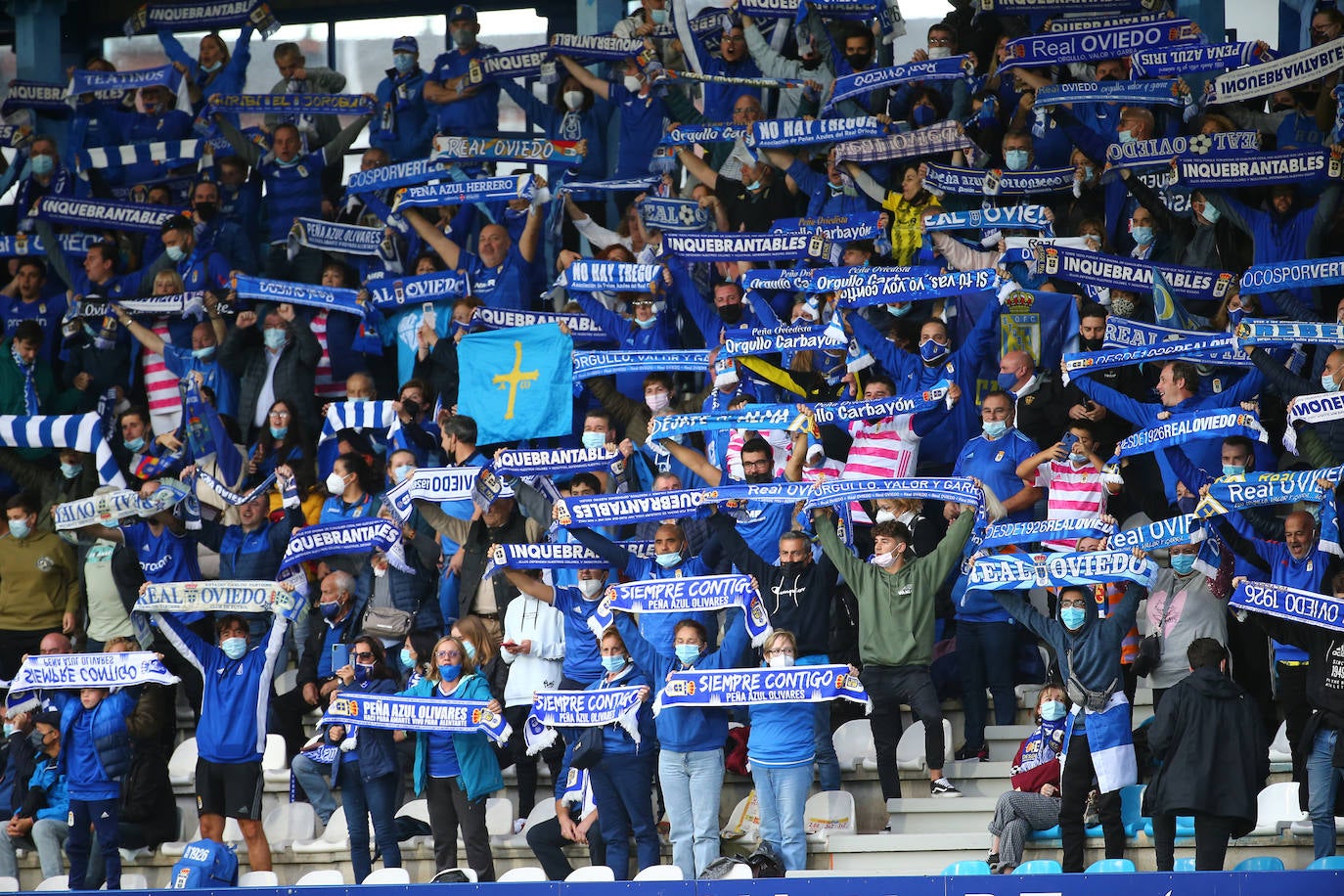 Fotos: Así ha vivido la afición del Real Oviedo el partido en Ponferrada