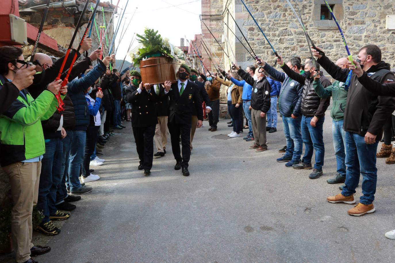 El pueblo de Pajares ha dado su último adiós Ángel González de Lena, 'Gelito', impulsor de la estación lenense desde sus inicios en 1957 y miembro de Los Galgos. 